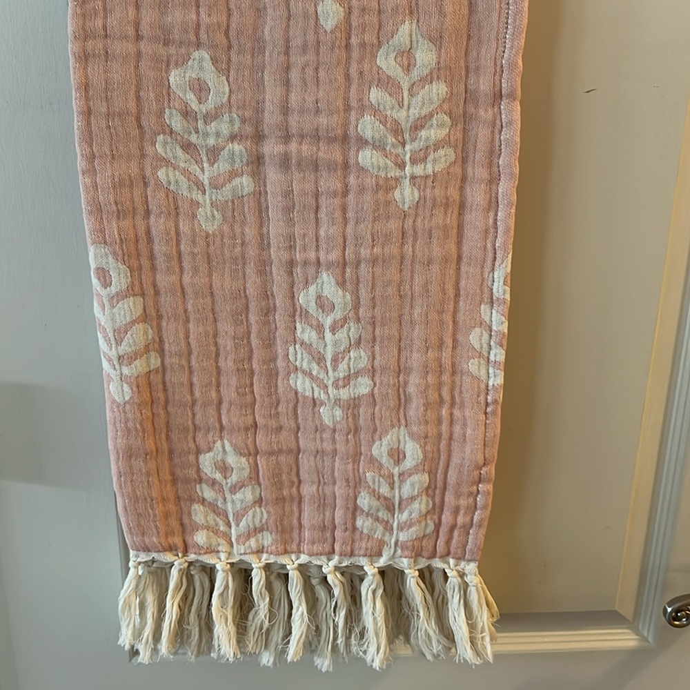 NWT Kirklands
Our Coral Flower Reversible Gauze Throw - Picture 3 of 8